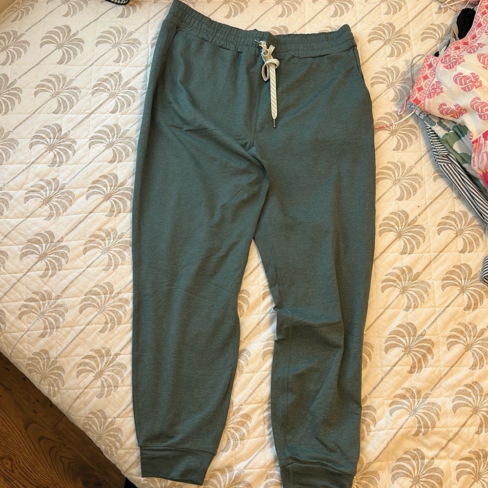Vuori - green joggers -